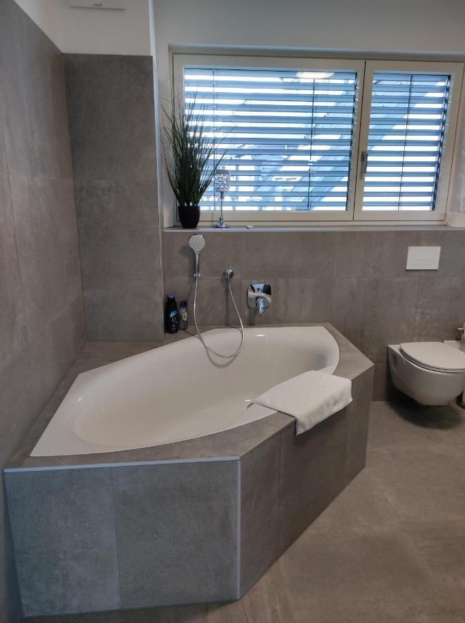 Luxurioeses Penthouse Mit Blick Auf Die Uno-City Und Dem Kaiserwasser. 3Schlafzimmer, 2 Baeder, Privat Lift Ins Apartment Viena Exterior foto
